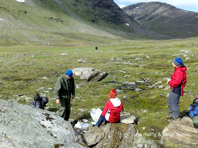 03082008128.jpg - Lepotauko polun vieressä.