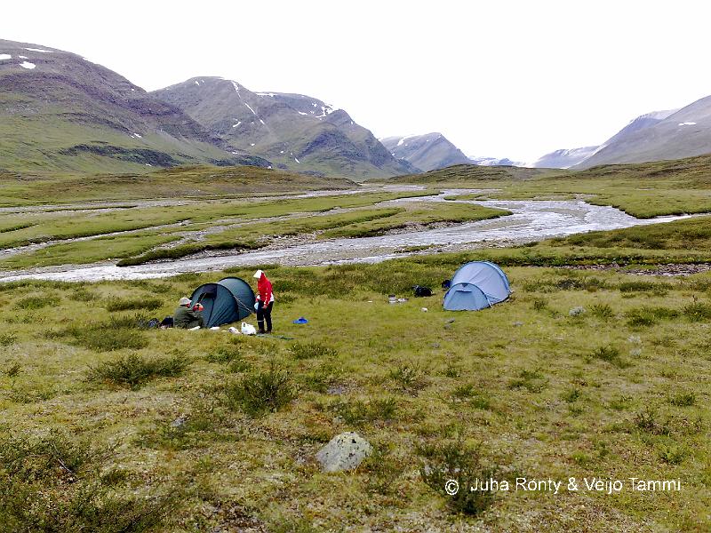 03082008136.jpg - Leirimme Gaskkasjohkan rannalla.