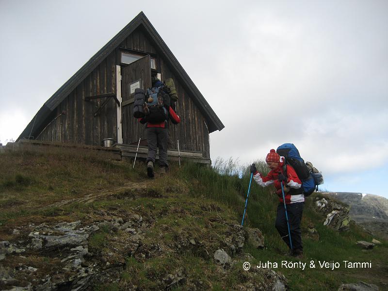 IMG_1827.JPG - Tjäktjapassetin huipulla oli  mökki suojaksi rajuilmalla.