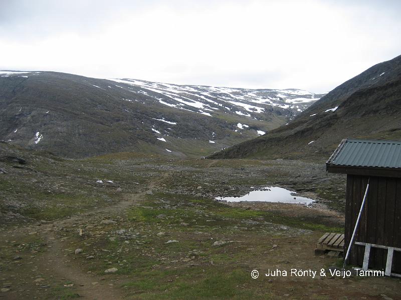 IMG_1828.JPG - Tjäktjapassetista polku putosi taas laaksoon.