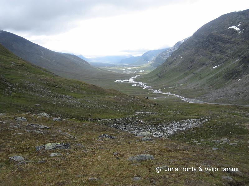 IMG_1831.JPG - Laakson pohjalla virtaa Tjäktjajohka.