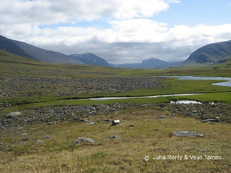 IMG_1834.JPG - Sälkan tunturituvat ovat jossain laakson perukassa.