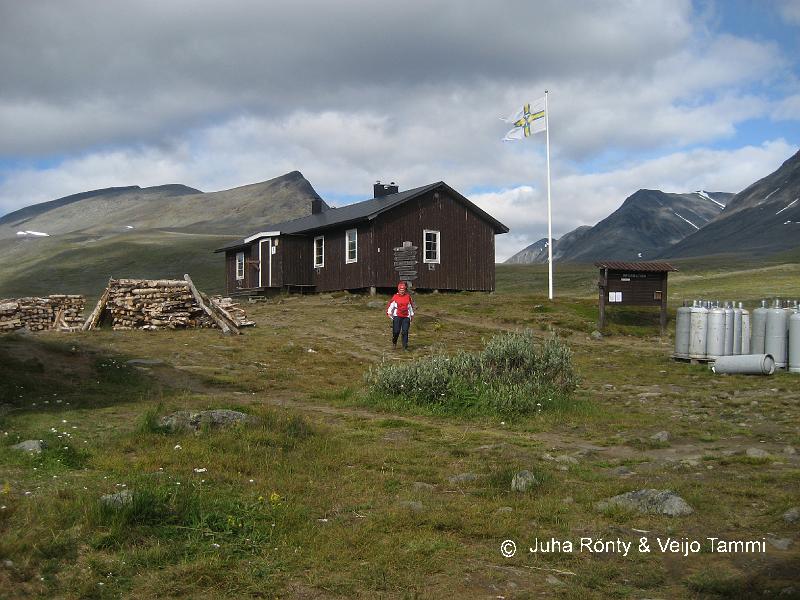 IMG_1837.JPG - Tunturitupien tyypillinen tunnusmerkki STF:n lippu liehuu tangossa.
