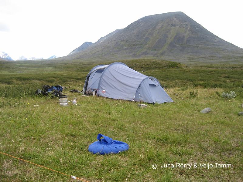 IMG_1842.JPG - Etualalla meidän "kaivomme" eli waterbag johon mahtui yllättävän paljon vettä.