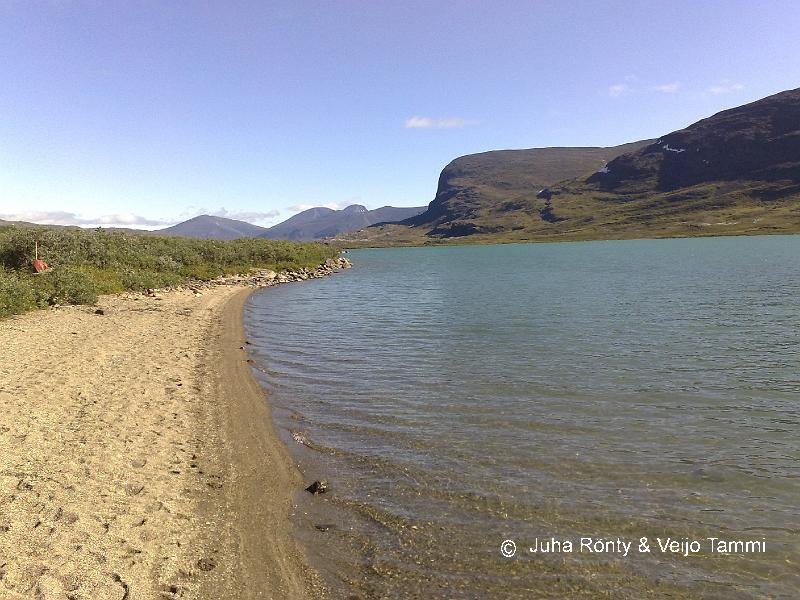 02082008108.jpg - Alesjavren hiekkarantaa. Vesi oli aika kylmää.