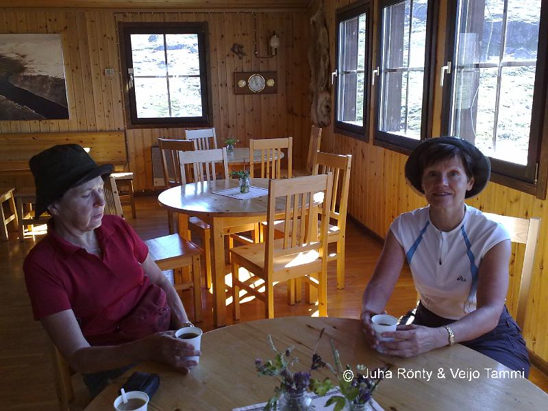 02082008112.jpg - Aamukahvilla Alesjauren tuvan kabinetissa.