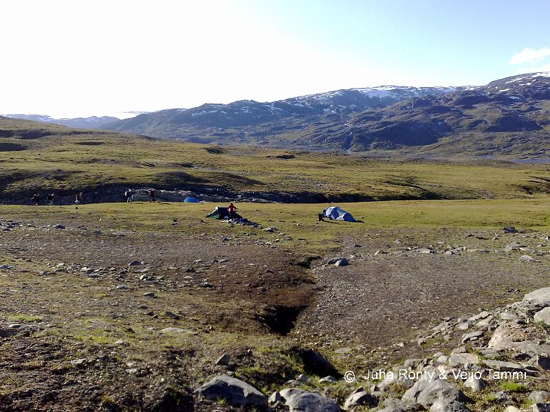 02082008120.jpg - Leiripaikka Ceavccanjira joen rannalla.