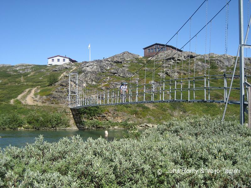 IMG_1816.JPG - Silta yli Alisjoen. Mäen päällä Alesjaurestuganin päärakennus.