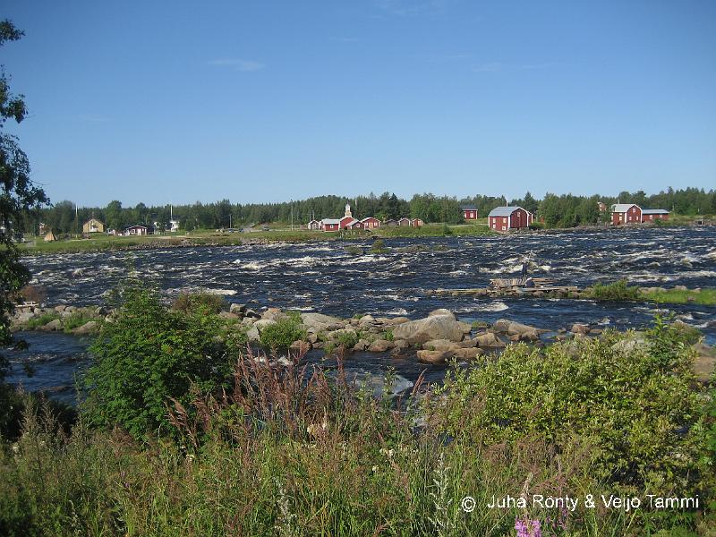 IMG_1753.JPG - Kukkolankoskea ja Ruotsin puolen taloja.