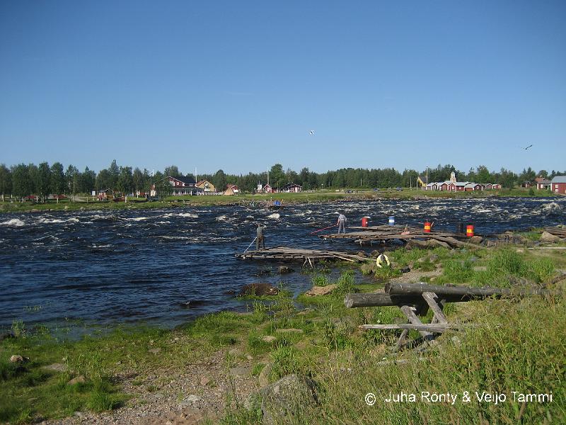 IMG_1754.JPG - Siian lippoamista Kukkolankoskesta.