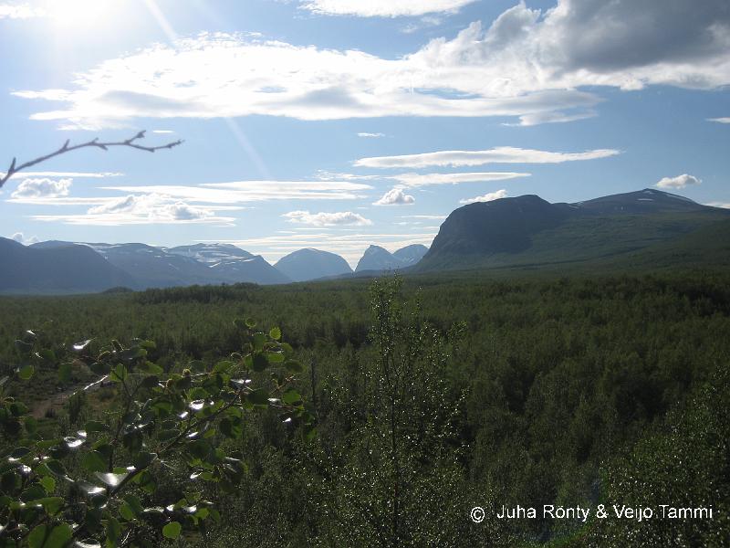 IMG_1764.JPG - Kebnekaisen lähitunturit erottuvat taustalla.