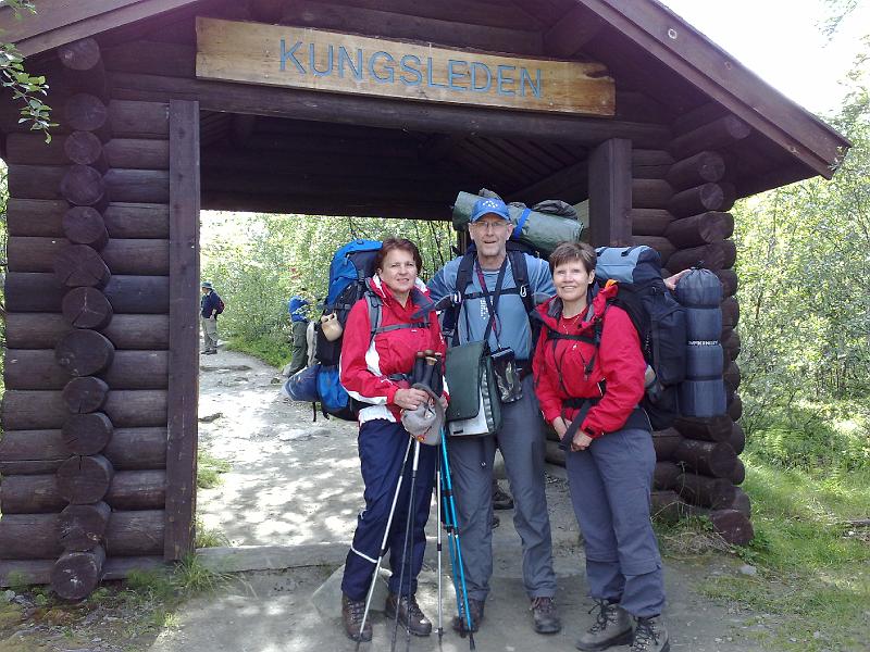 31072008082.jpg - Pakollinen poseeraus vaelluksen alussa. Nikkaluoktaan vain 110 km !