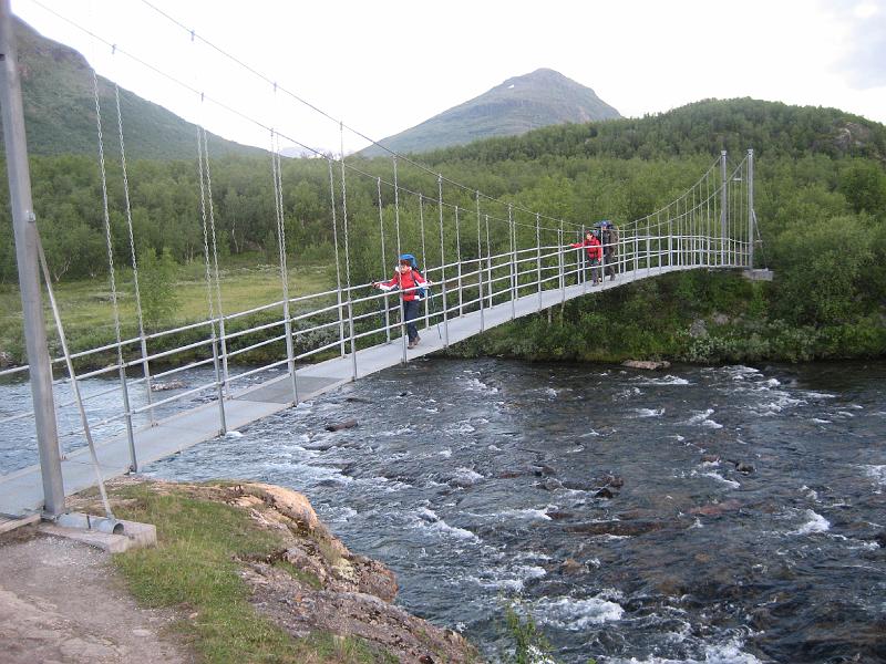 IMG_1781.JPG - Komea teräksinen riippusilta yli Nissonjohkan.