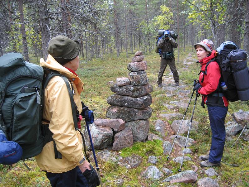 IMG_1368.JPG - Polku oli alussa kivikkoinen. Se oli merkitty kivipaaluilla.