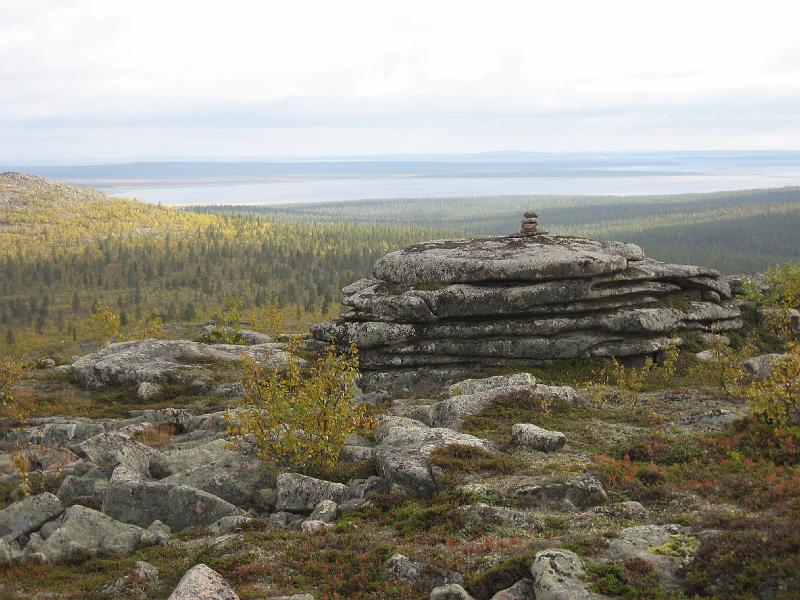 IMG_1376.JPG - Luonnonmuistomerkki Terävä-Nattasella. Taustalla Sompiojärvi.