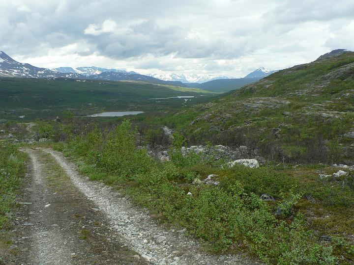 P1030098.JPG - Skibotnin tieltä voimalaitoksen padolle nouseva tie. Didnun reitin alku.