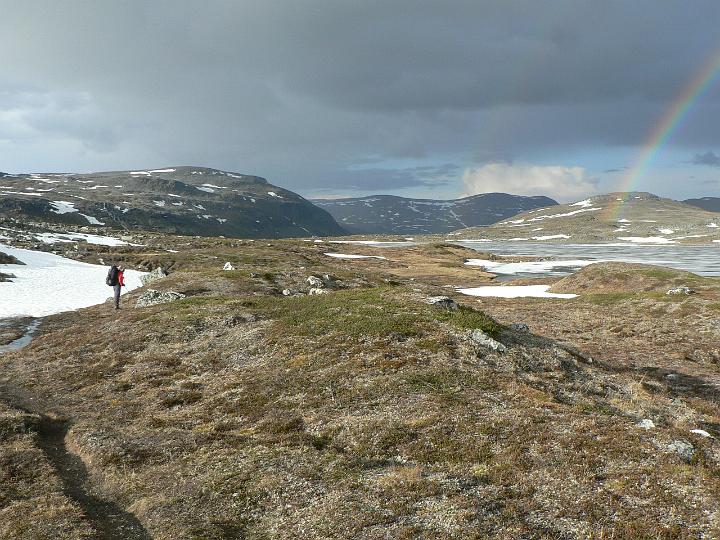 P1030103.JPG - Taustalla Urtasvaara ja oikealla jäinen Lossujärvi.