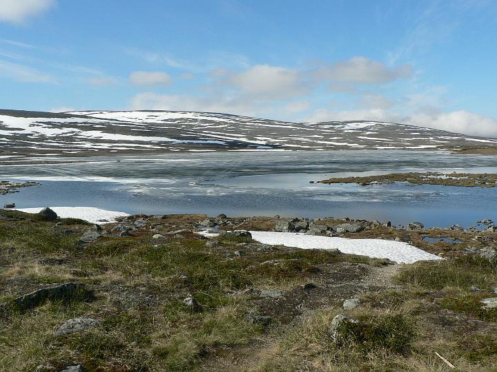 P1030105.JPG - Lossujärveä autiotuvan rannassa.