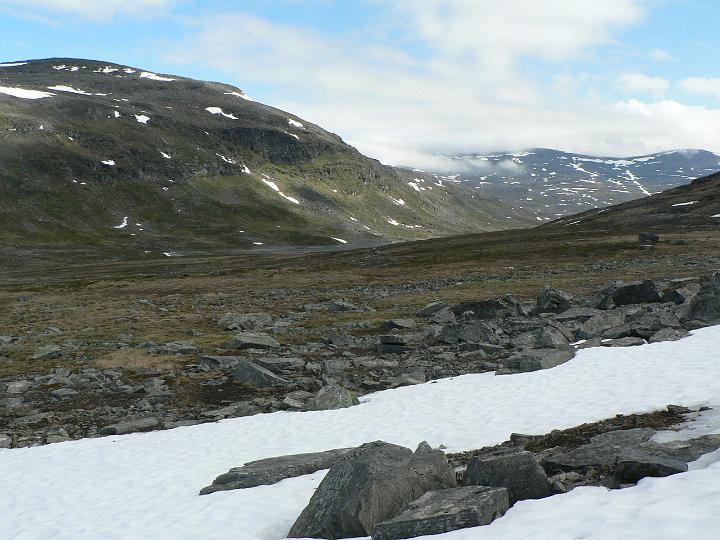 P1030108.JPG - Urtaksen laaksoa, jossa Urtasjoki virtaa koiliseen päin.