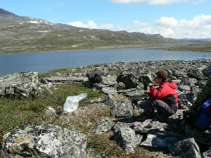 P1030112.JPG - Tankkaustauko Urtasjärven etelärannalla.