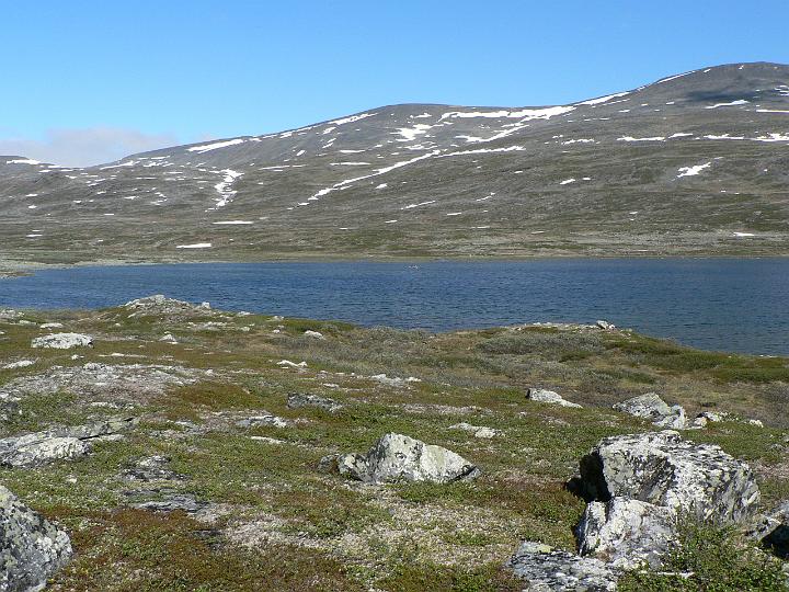 P1030113.JPG - Urtasjärvi ja taustalla Govddosgaisin massiivia.