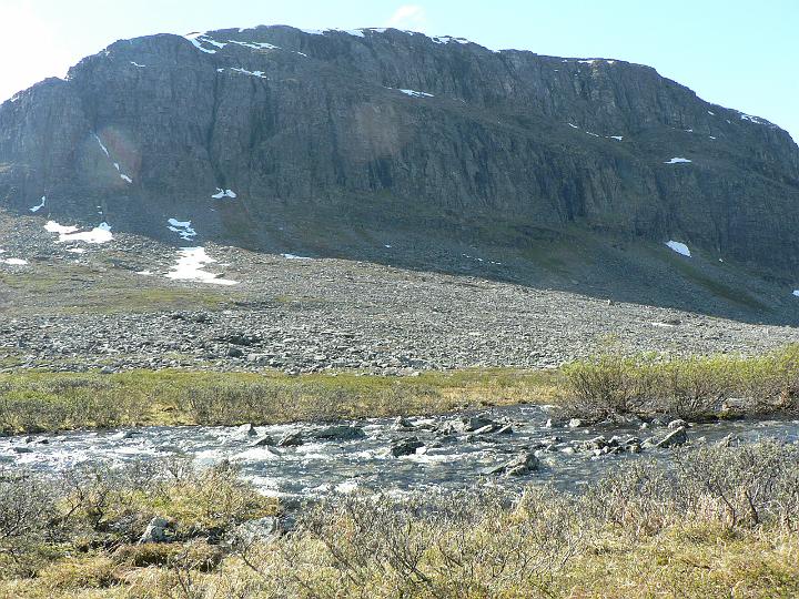 P1030115.JPG - Urtaspahta sen alla lienee ollut muinoin seita.