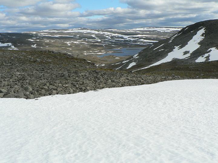 P1030165.JPG - Alhalla Lossujärvi ja autiotupa.